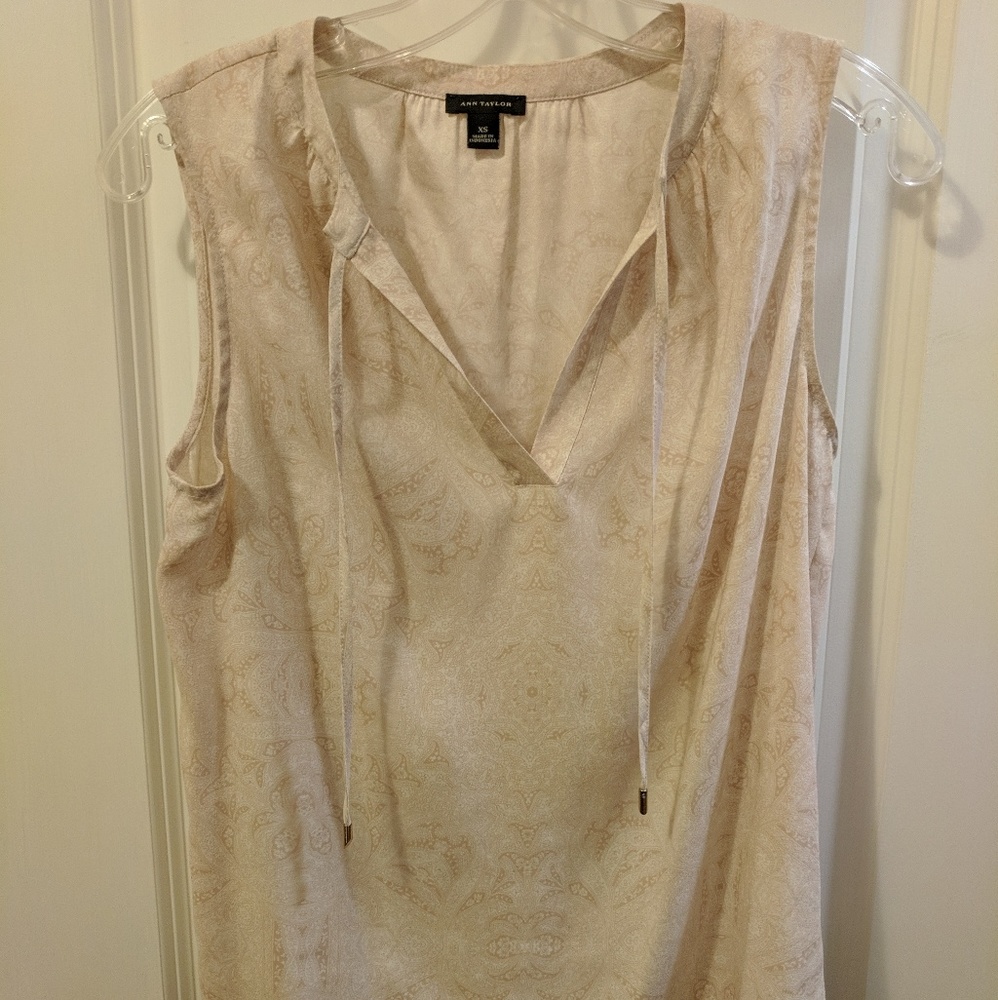 XS cream sleeveless shell